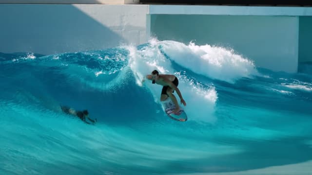 Palm Springs Surf Club Opens in California