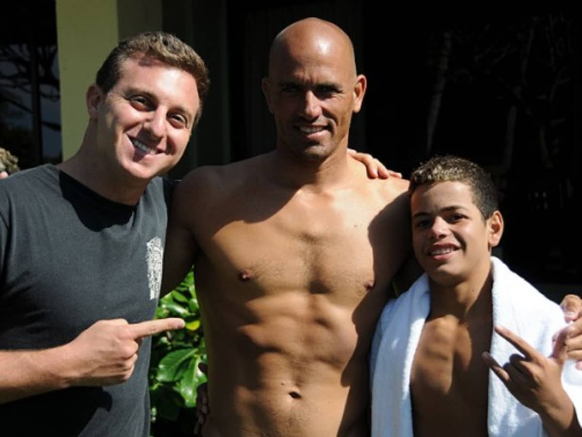 Luciano Huck levou o jovem para surfar com Kelly Slater (Foto Reprodução/O Globo)