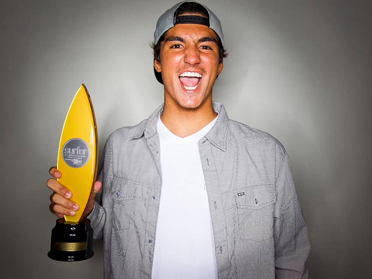 Advancible  Swipe ⬅️ Brazilian surfer Gabriel Medina earned the