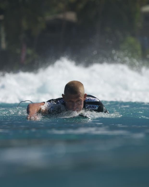 Mick Fanning Wins The 2007 World Title & Hang Loose Pro - Surfer