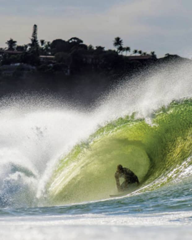 Bidirectional waves off the coast of Saquarema, State of Rio de