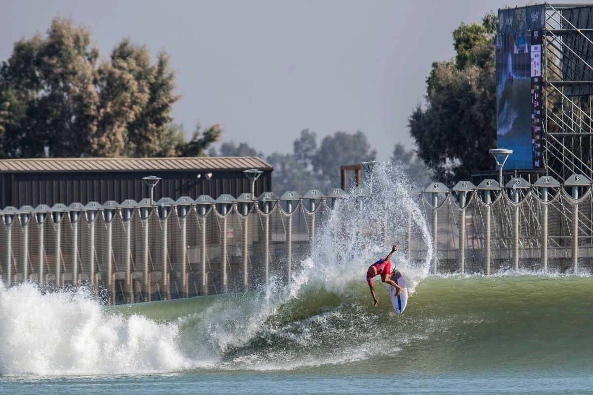 Man made waves for outlet surfing