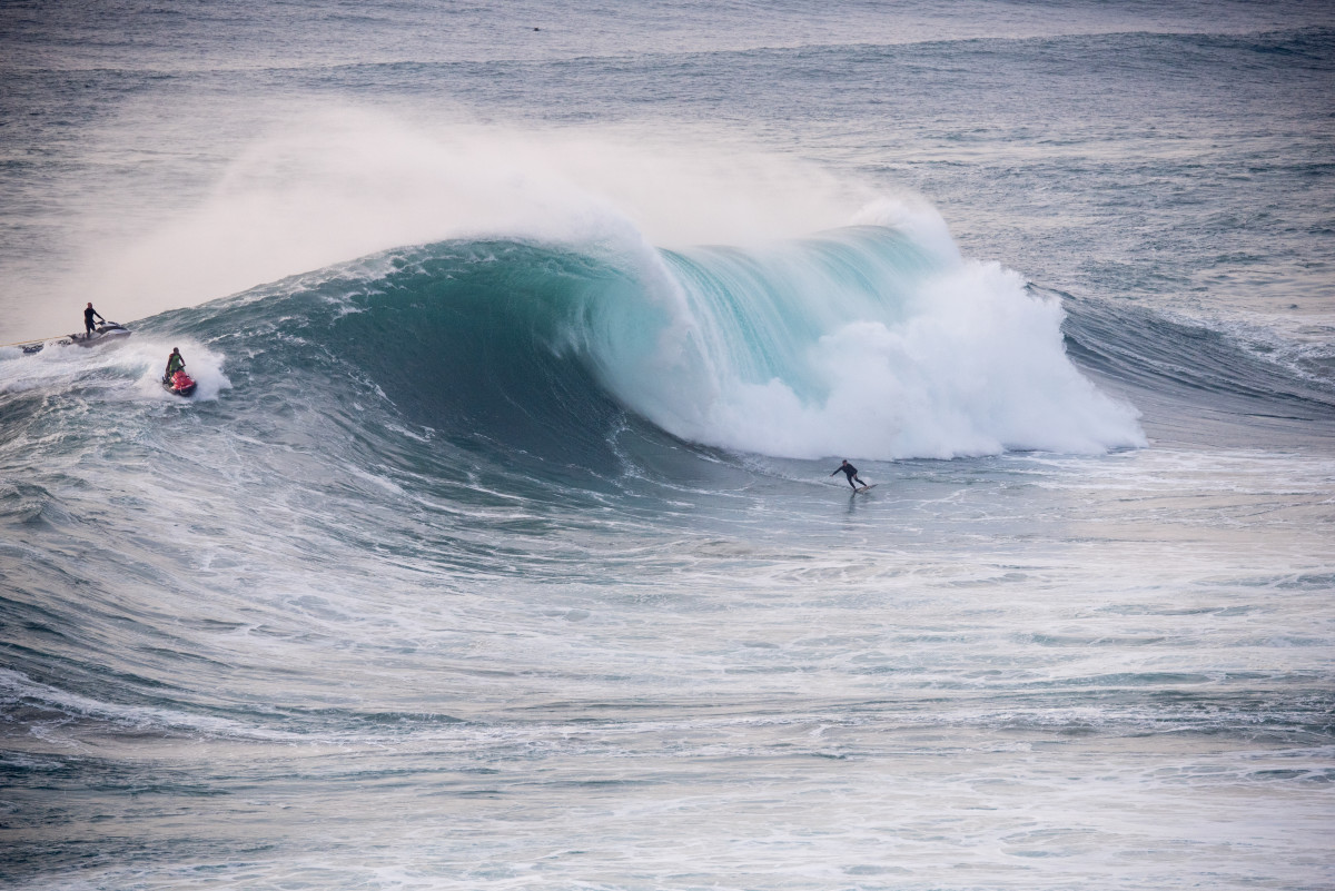 Skimboarding Nazaré? - Surfer