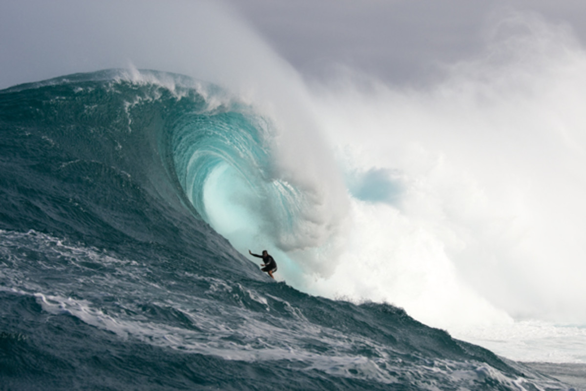 Zak Noyle | Carlos Burle Towing Jaws - Surfer