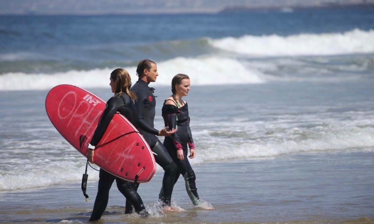 Surfer Alex Gray Holds Monthly Surf-Therapy Gatherings for the Grieving ...