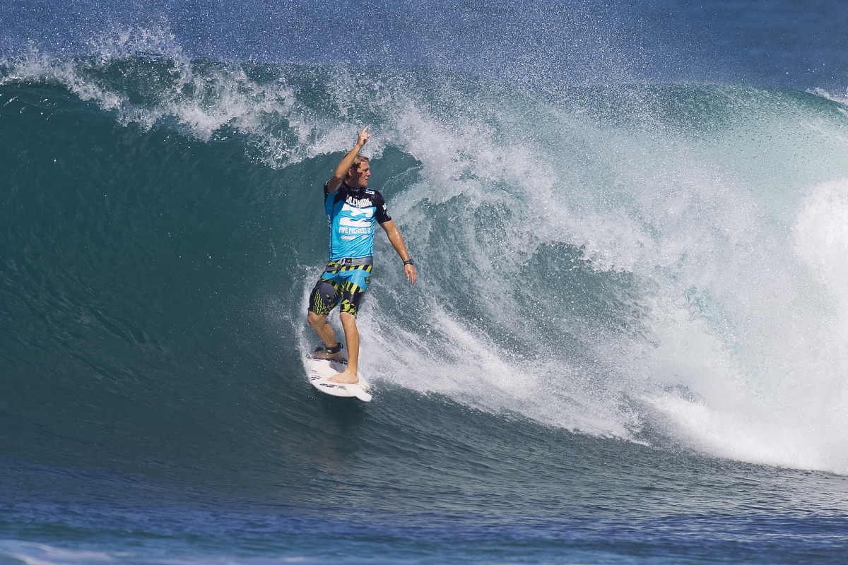 Synopsis & Video Pipe Masters Day 8 Surfer