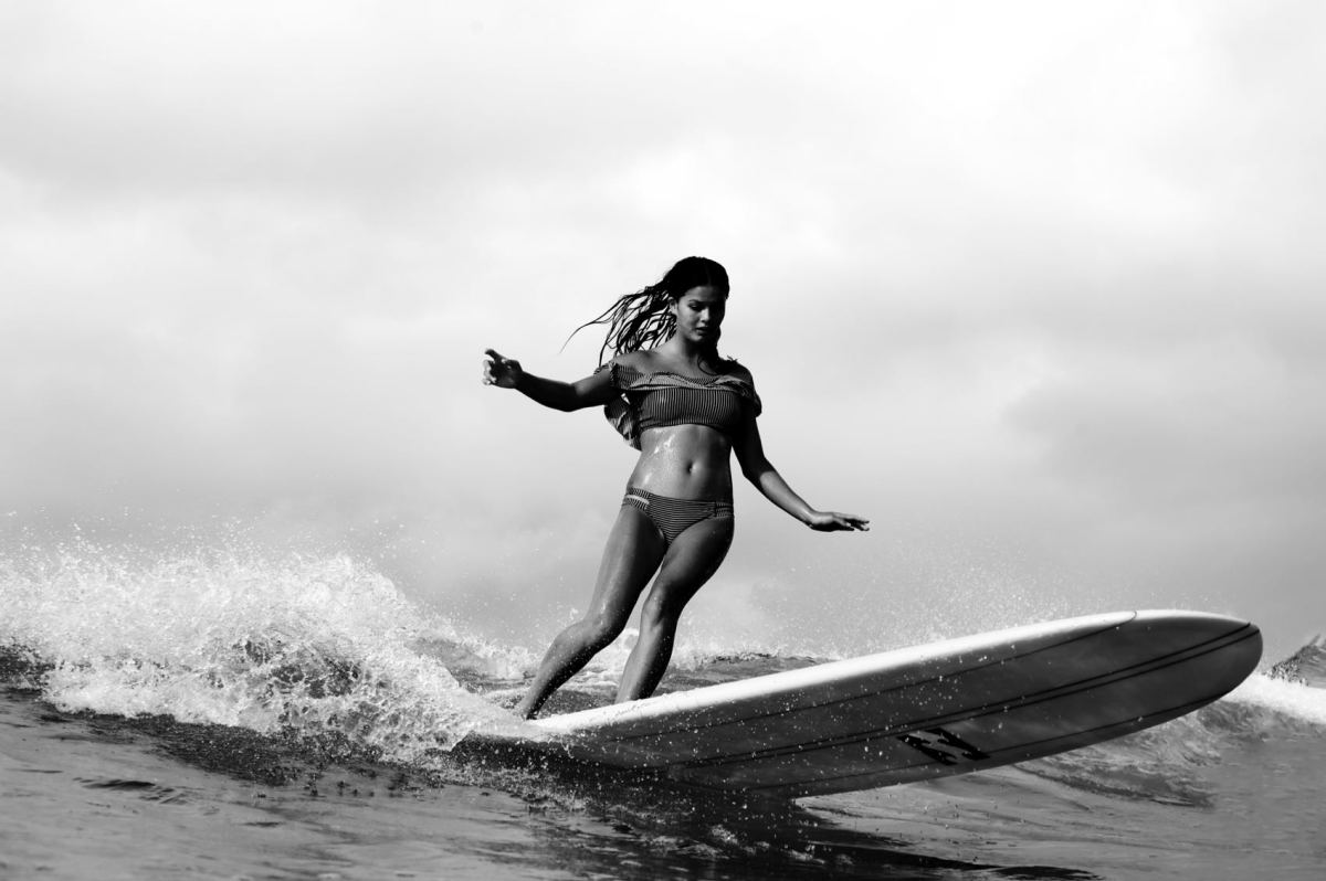 Female longboard store surfers