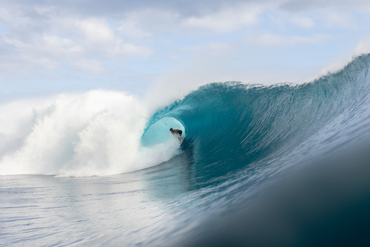 After making the first section of the wave, Barron Mamiya is confronted with a big wrapping west bowl closeout as the spit clears.