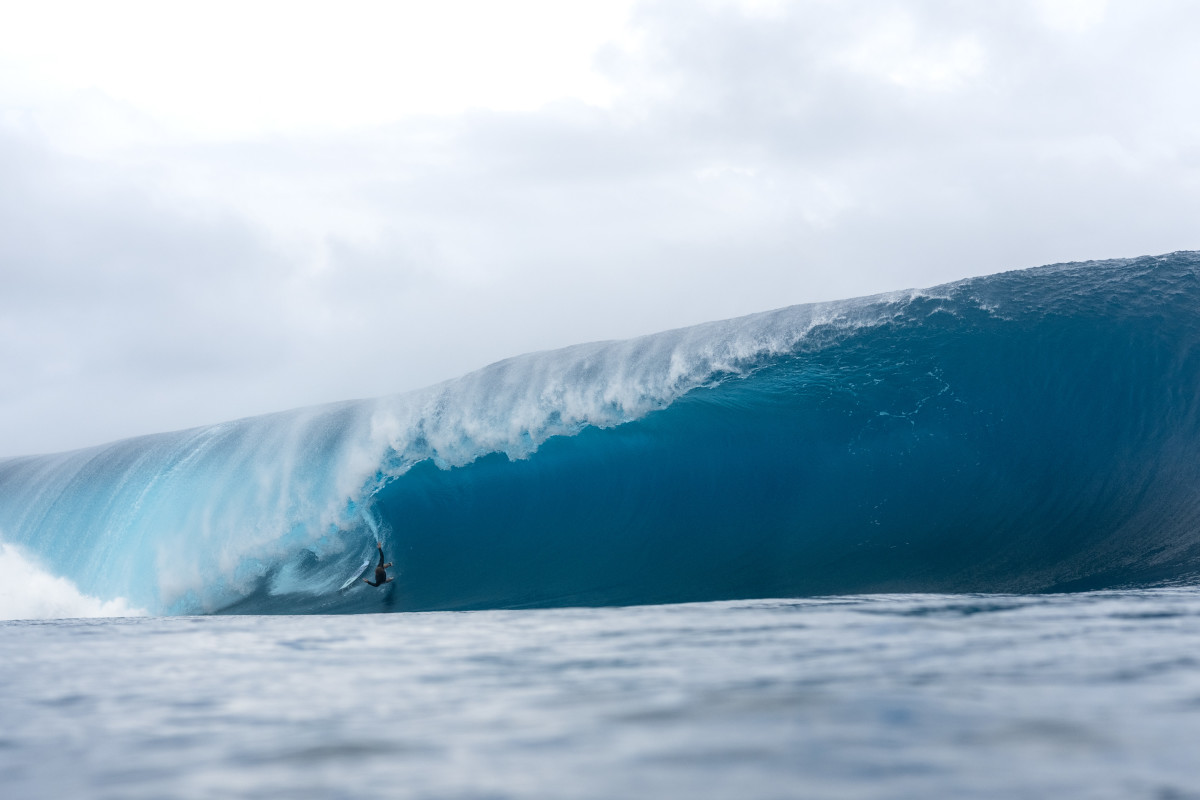 After making an incredible drop, Eimeo Czermak chose to hit the eject button and somehow avoided getting sucked back over. He might be the most comfortable surfer in the entire Teahupo’o lineup with respect to these types of scenarios.