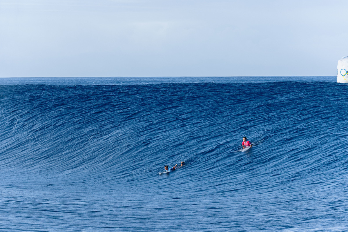 Kauli Vaast and Griffin Colapinto have a sniff at one before their heat begins.