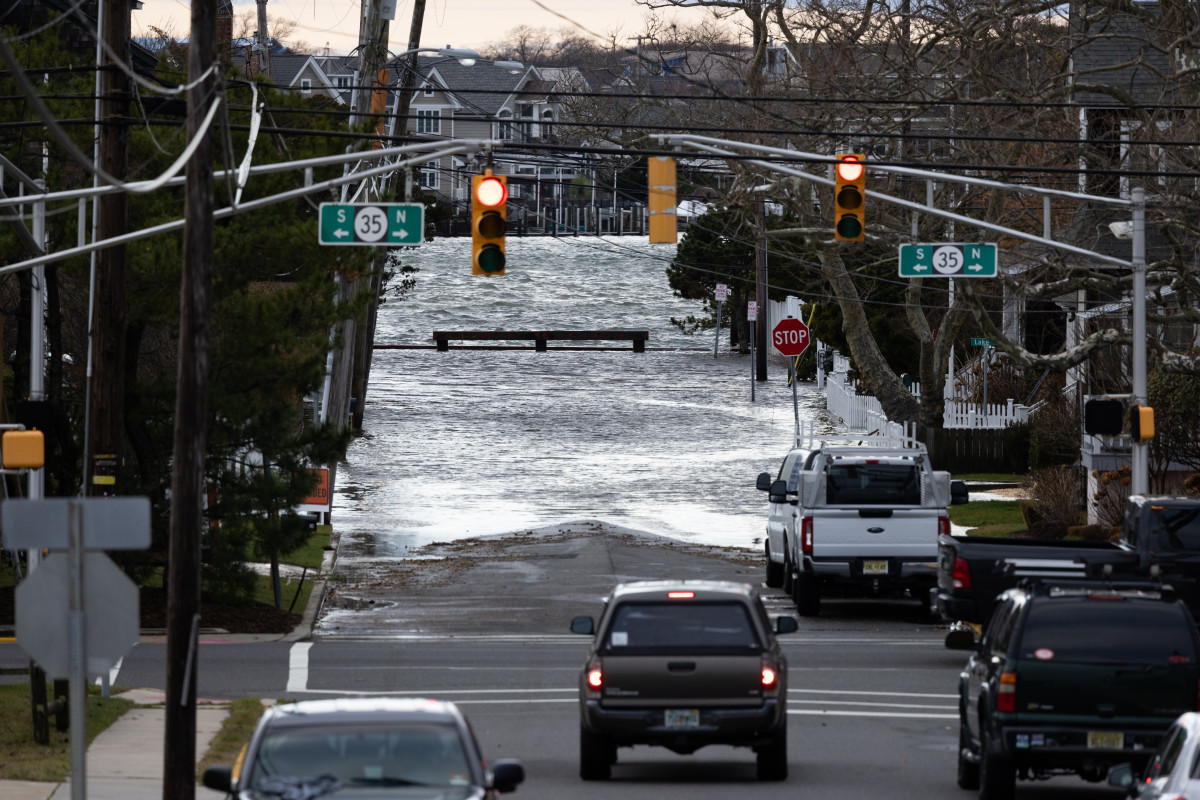 Bomb Cyclone Swell Sends Biggest Swell in Years to New Jersey Shoreline -  Surfer